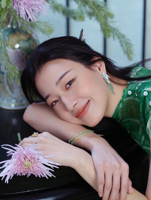 Cn-style portrait in a green qipao